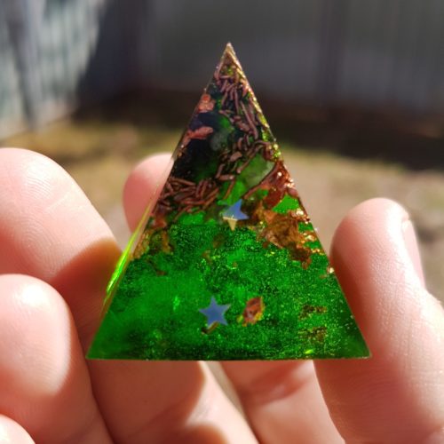 "Deep Green" Copper Amethyst Orgoneit Pyramid 3cm 1