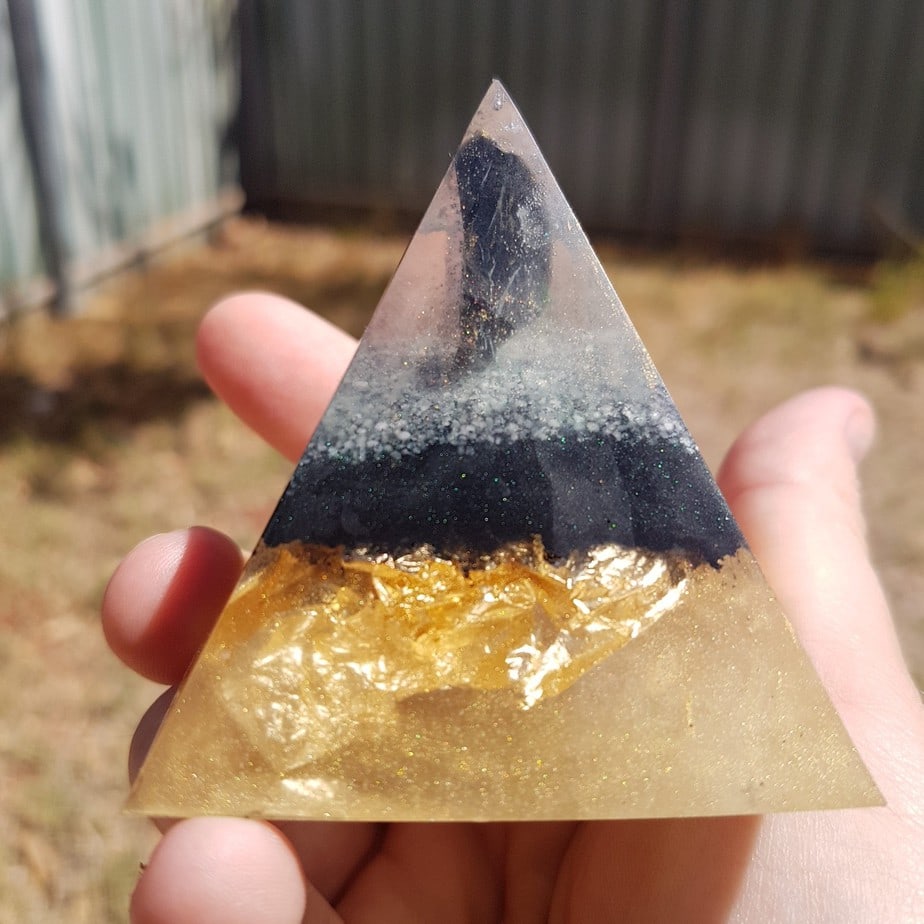 Wonder Fluorite Obsidian Shungite Gold OrgoneIt Orgonite Pyramid 6cm 1
