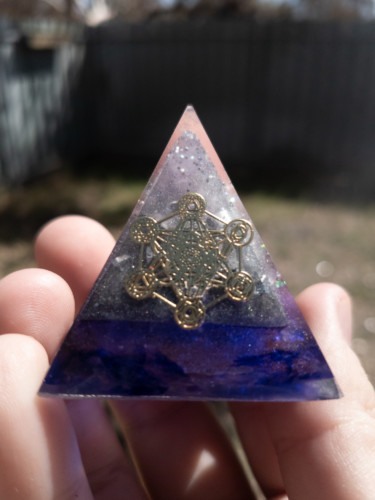 Violet Lightning Quartz Aluminum OrgoneIt Orgonite Pyramid 4cm 1