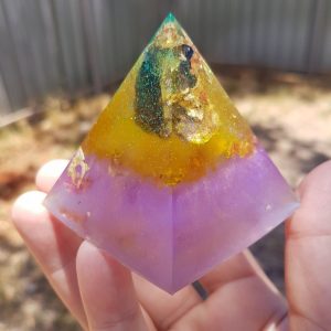 Stand out Orgone Orgonite Pyramid 6cm