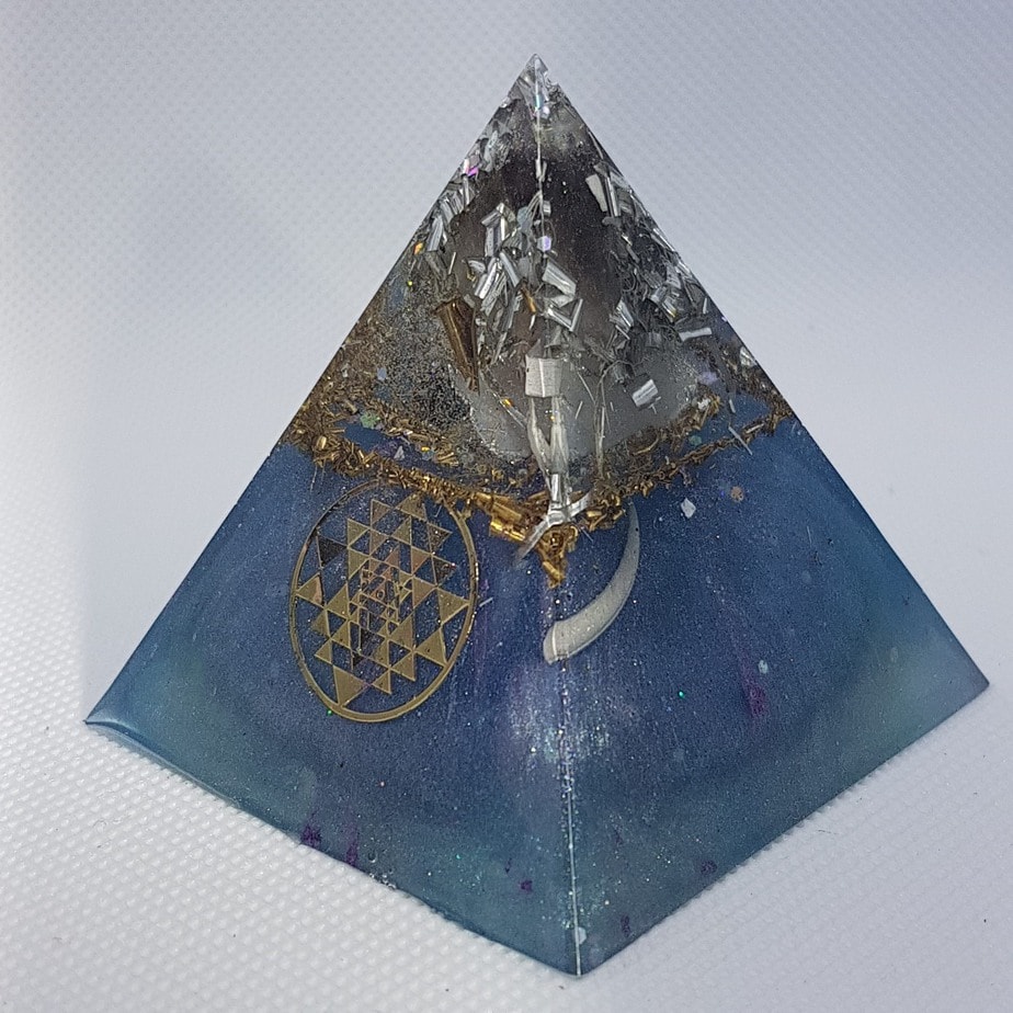 Blue Velvet Orgone Orgonite Pyramid 6cm 1