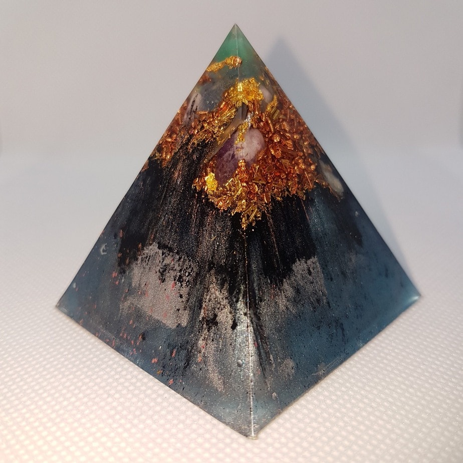 Reverse Precipice Orgone Orgonite Pyramid 6cm