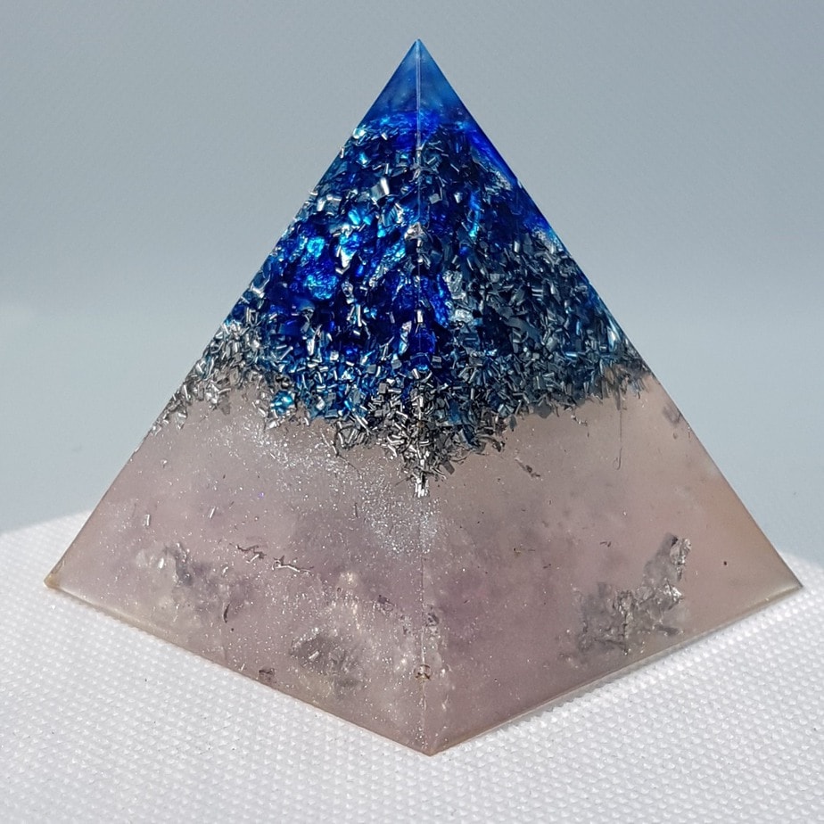 Inner Trust Orgone Orgonite Pyramid 6cm - With a heart of Silver wrapped Quartz Point, Herkimer Diamonds, Silver, Aluminium to take your mind away to the place where you learn to trust you you!