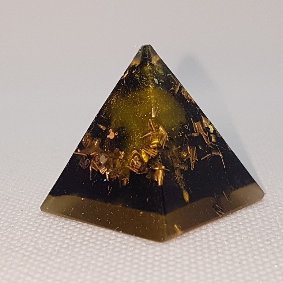Green with Awesome Orgoniite Orgoneit Pyramid 3cm