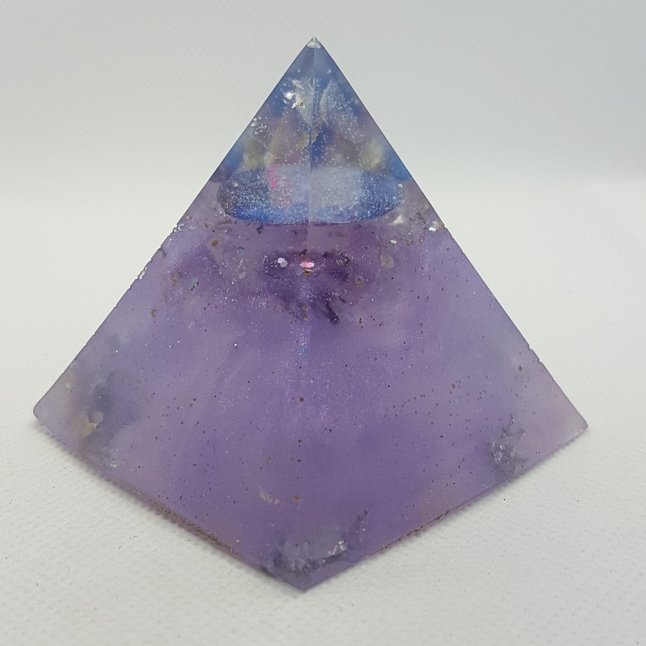Crossed Realities Orgone Orgonite Pyramid 6cm - A huge Herkimer Diamond on top of the Bliss hologram , 4 large amethysts with silver, to create that special place in your mind