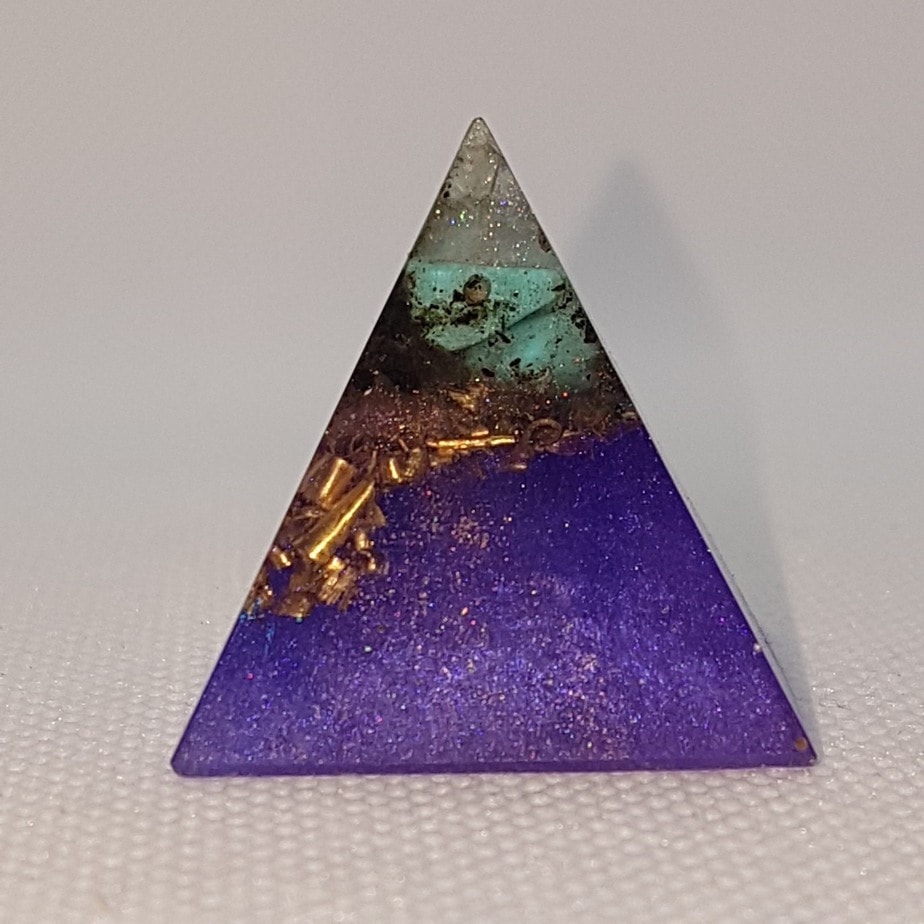 Turquoise Dreamers Orgoneit Orgonite Pyramid 3cm 1