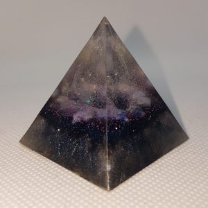 Beginning of Time Orgone Orgonite Pyramid 4cm - A heart of A huge Herkimer Diamond, with A ring of Lapiz Lazuli. with Shungite, iron and magnetite for Piezoelectric effect.