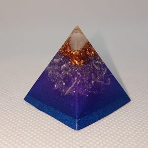 Proton Explosion Orgoneit Orgonite Pyramid 3cm - Howlite and Herkimer Diamonds, within a copper and aluminium hug for EMF protection