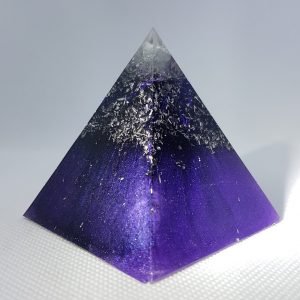 Ultra Violet Dreams Orgone Orgonite Pyramid 6cm - Large Singular Herkimer Diamonds upon layers of shungite and tourmaline powders for EMF help! With a huge Rose Quartz in the centre and aluminium too!