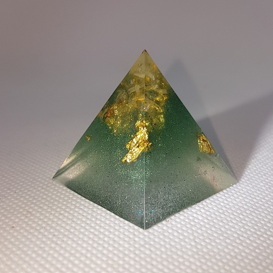 Crystal Gazing II Orgoneit Orgonite Pyramid 3cm