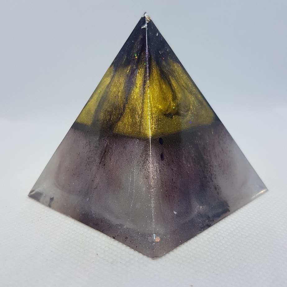 Zoned Out Orgone Orgonite Pyramid 6cm - This new born Orgonite is made from Celestite, Silver, Herkimer Diamonds and Magnatite - It draws you in, mostly because it's totally magnetic!