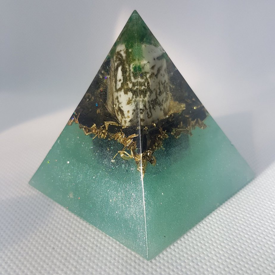 Following in the Footsteps Orgone Orgonite Pyramid 6cm - Green Adventurine above a large Tree Agate, on a base of 24 carat gold leaf, Jet and Brass. Tree-Agate will help you overcome your negative emotions and bring in more love and positivity into your relationships.
