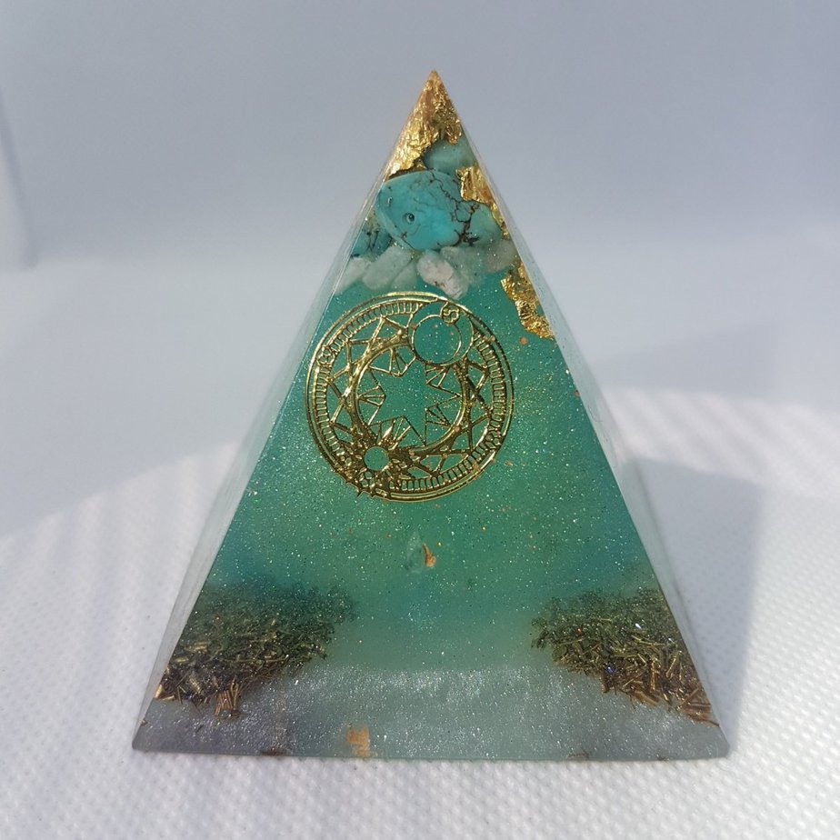 Under the Turquoise Sky Orgone Orgonite Pyramid 6cm 1