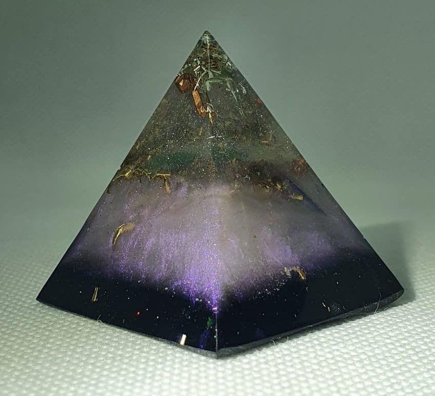 New Horizons of Love Orgone Orgonite Pyramid 4cm -Fluorite, Green Calcite, Labradorite and Moonstones, Gold and Brass wonders of the new world!