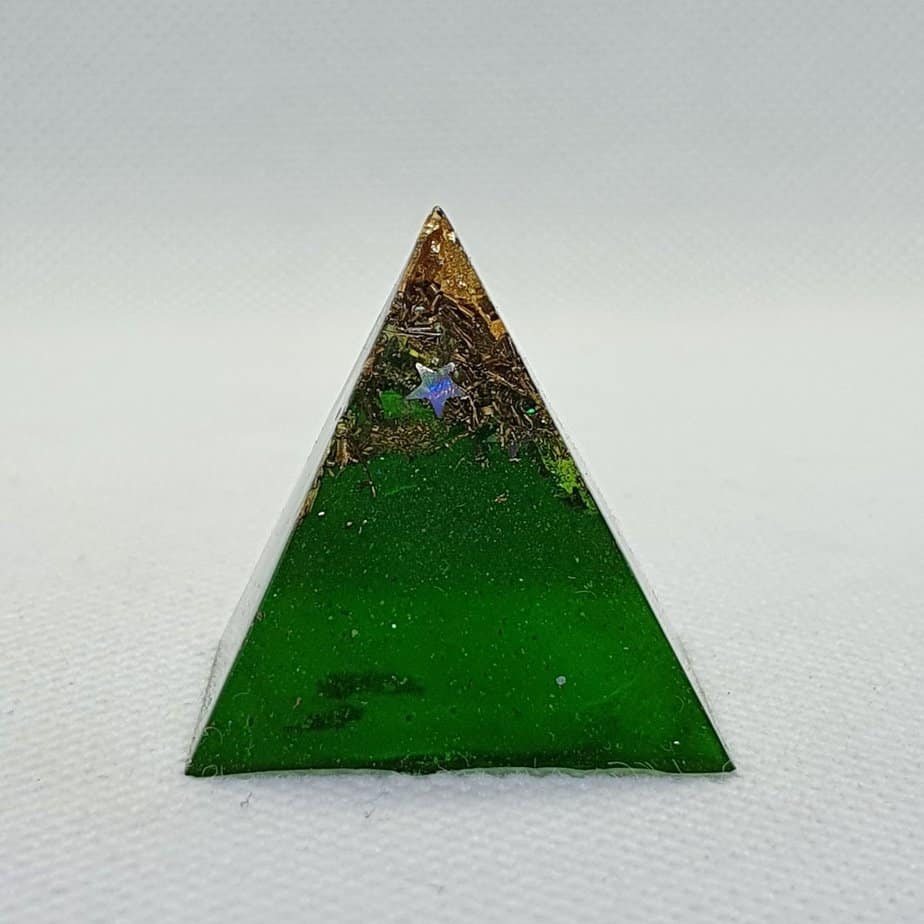Deeper Green Copper Amethyst Orgoneit Pyramid 3cm 1