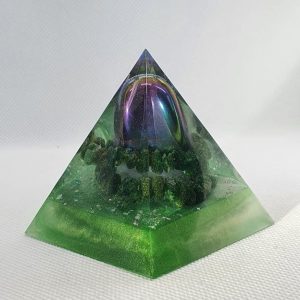 Green Rush Orgone Orgonite Pyramid 6cm - Radiating Green